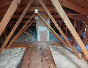 Zateplení stropu budovy školy pomocí foukané izolace